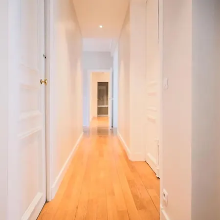 Elegant Apartment, Avenue Des Champs-elysees Paris